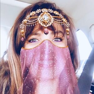 Meet your Posher, Mona